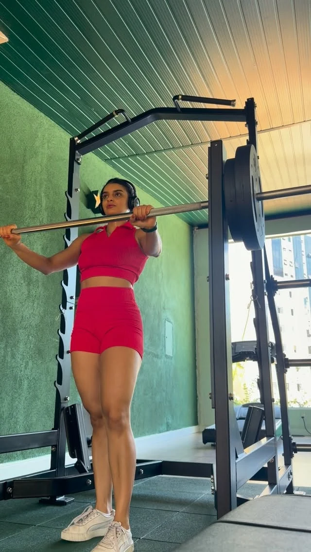 Julia Kimberly treinando com barra