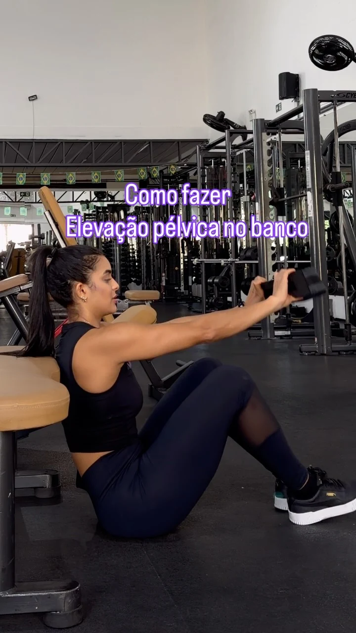 Julia Kimberly demonstrando elevação pélvica com mini band